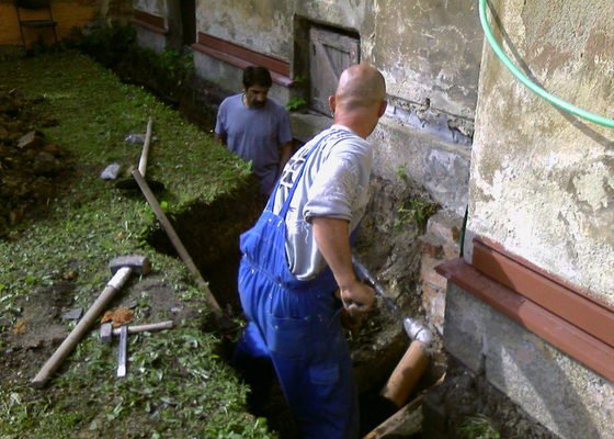 Izolace podurovni terénu domu v četně zbourání starého odpadu a zároven vybudování nového odpadu.