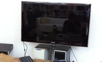 Montáž televize LCD na zeď s náklopným držákem tv.