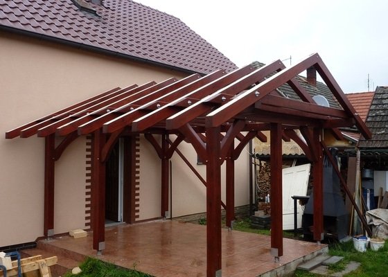 Zahradní pergola před vstupem do domu