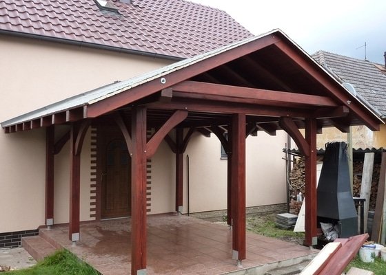 Zahradní pergola před vstupem do domu