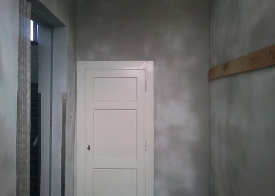 Renovace omítek v 1 pokoji a v chodbě v RD