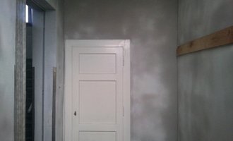 Renovace omítek v 1 pokoji a v chodbě v RD