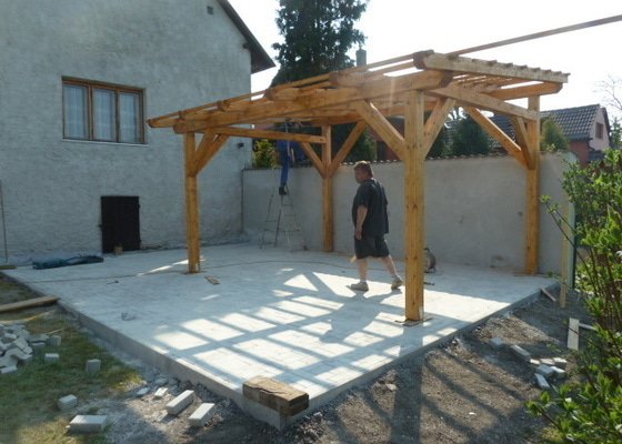 Renovace fasády, zhotovení plotu, zámkové dlažby, pergola