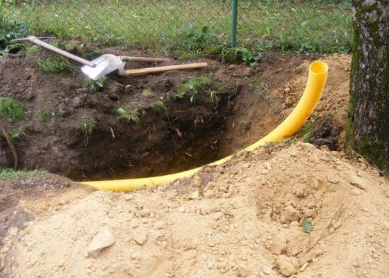 Realizace výkopových a zemních prací spojených s izolací a odvodněním domu.