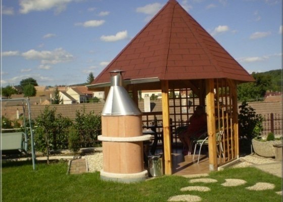 Zastřešená zahradní pergola ze dřeva