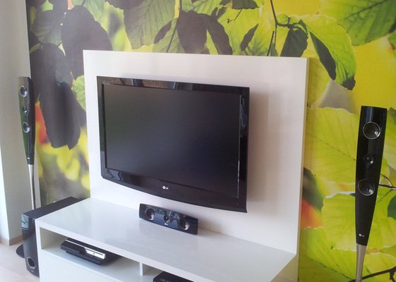 Víte kam chodí televize spát? TV PANEL/HIFI Stůl