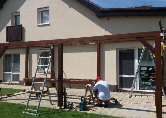 Dřevěná pergola se zastřešením cca 35m2