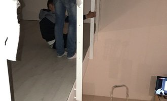 Skleněné zábradlí schodiště s galerií - stav před realizací