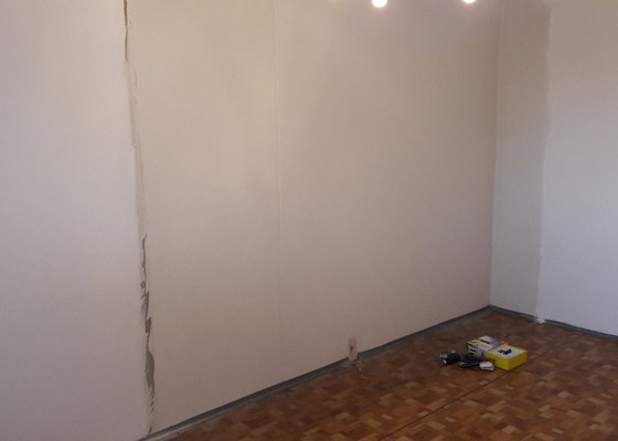 Doštukování části stěny v obývacím pokoji 9,7 m2