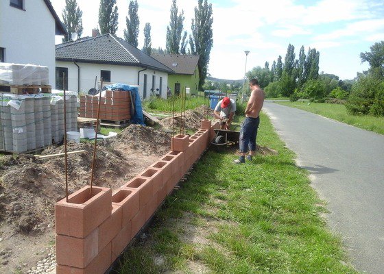 Zděný plot z betonových bloků