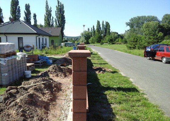 Zděný plot z betonových bloků