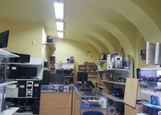 Malování prodejny 50m2, drobné opravy omítek, Praha 1