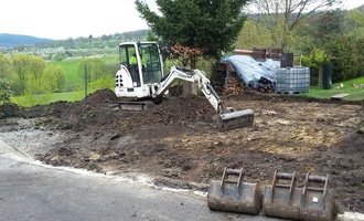 Zhotovení základů a zámkové dlažby  stání pro auta a zahradní domek