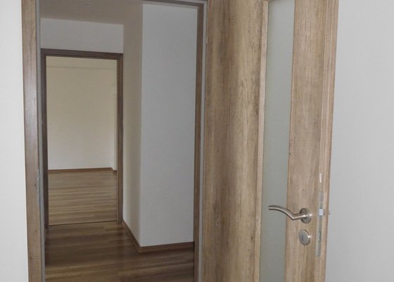 Kompletace rekonstrukce bytu - podlahy + dveře