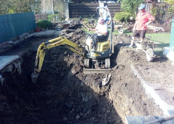 Pomocne prace na vastavbě bazejnu