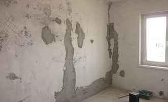 Plošná oprava vnitřní omítky stropů a stěn - stav před realizací