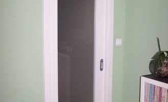 Dveře do pouzdra a posuvné dveře na stěnu