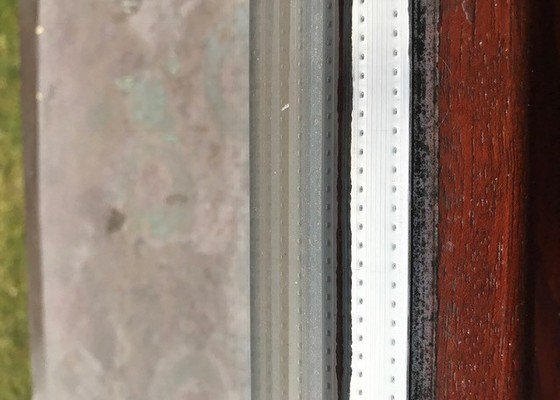 Oprava / výměna silikonu u dřevěných oken z interiérové strany - stav před realizací