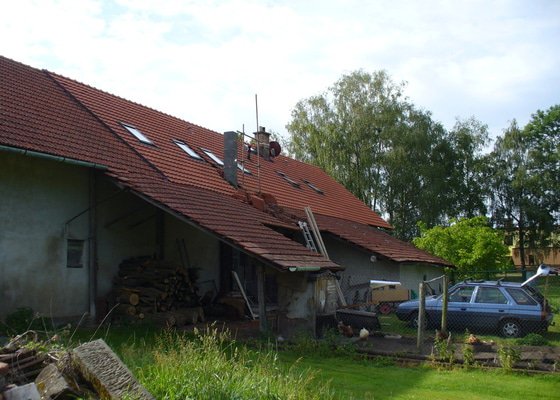 Půdní vestavba ze sádrokartonu, stavba komínu, zhotovení vstupního schodiště - Lány