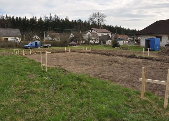 Vytyčení polohy základové desky rodinného domu v Dobřívě