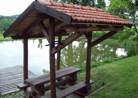 Srubové posezení se stříškou