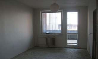 Rekonstrukce bytu - podlah (stěrkování a položení PVC 22m2 a plovoucí podlahy 30m2a koberce 20m2) a dveří (troje posuvné dveře z toho jedny do pouzdra)