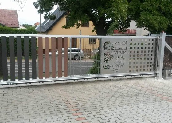 Samonosná hliníková brána