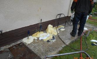 Betonové zpevnění základů (injektáž) popřípadě svázání věnce při praskání stěn rodinného domu