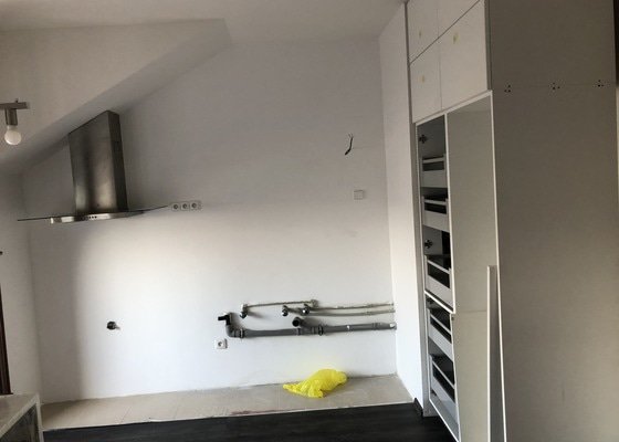 Demontáž kuchyně a malba, renovace stěn