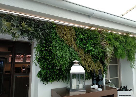 Green Wall pro Avenue Restaurant