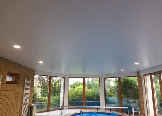 Saténový napínaný strop nad bazénem