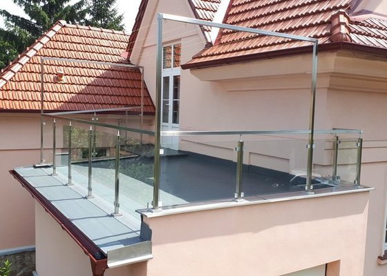 Prosklené zábradlí na střechu garáže - balkon