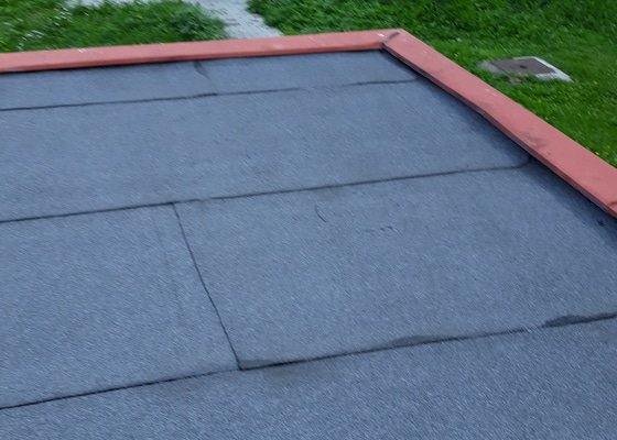 Oprava vodorovné střechy na garáži-položení nové lepenky