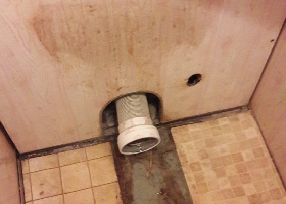 Výměna starého(havarijní stav) WC za nové, včetně připojeni vysokotlaké hadice na vodovod.