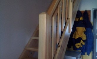 Atypické dveře s obložkami samonosné dřevěné schodiště do podkroví