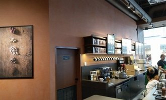 STARBUCKS Liberec - Betonová stěrka v cihlovém odstínu