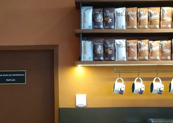 STARBUCKS Liberec - Betonová stěrka v cihlovém odstínu