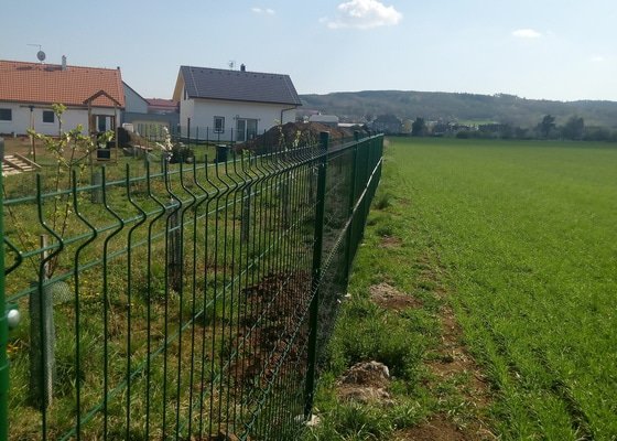 Poptávám výrobu a instalaci oplocení pozemku rodinného domu