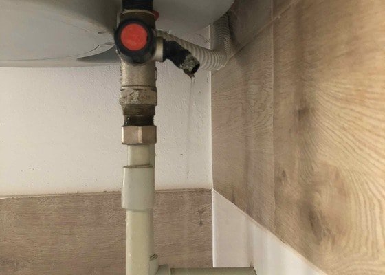 Ohřívač vody ZD Dražice OKCE 100, vytéká voda z pojistného ventilu