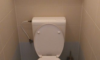 Instalace závěsného WC, provedení obkladu a dlažby - stav před realizací