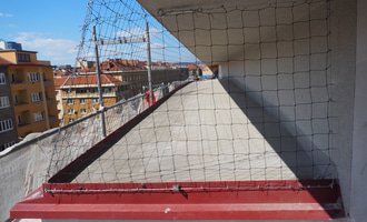 Sítě proti holubům na stříšku nad balkon z lešení