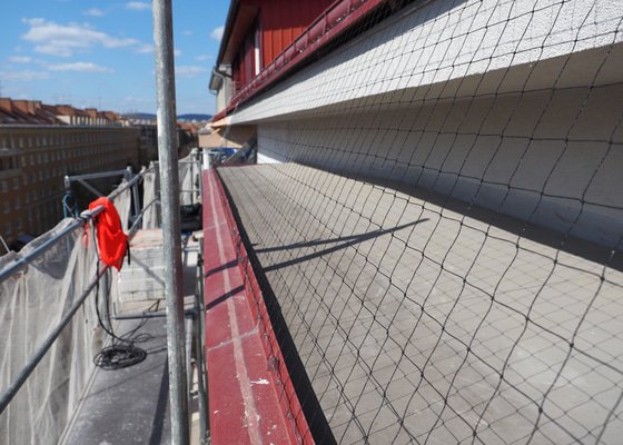 Sítě proti holubům na stříšku nad balkon z lešení