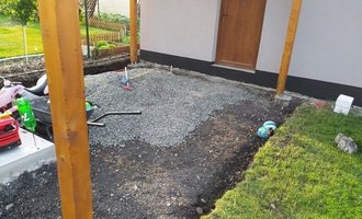 Dokonceni zamkove dlazby 18m2. Zabetonovat obrubniky. Material zajisten - stav před realizací