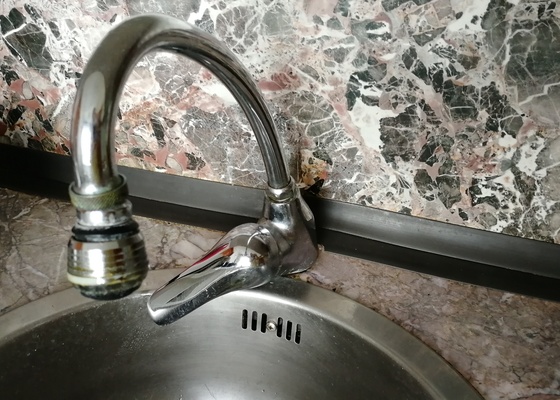 Výměna kuchyňské vodovodní baterie + kontrola přívodních hadic a sifonů v bytě - stav před realizací