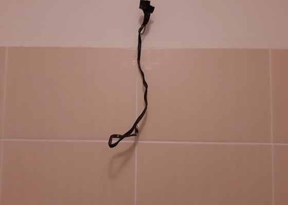 Pořešit elektrický kabel v koupelně - stav před realizací