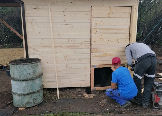 Stavba drátěného plotu a přístěnku na nářadí