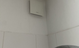 Výměna kohoutu pro venkovní kropení trávy, kontrola zapojeni ventilátoru a oprava prasklých zdí - stav před realizací