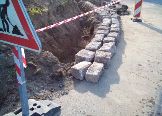 Demolice a nová stavba žulové opěrné zdi. Vytvoření kontejnerového stání