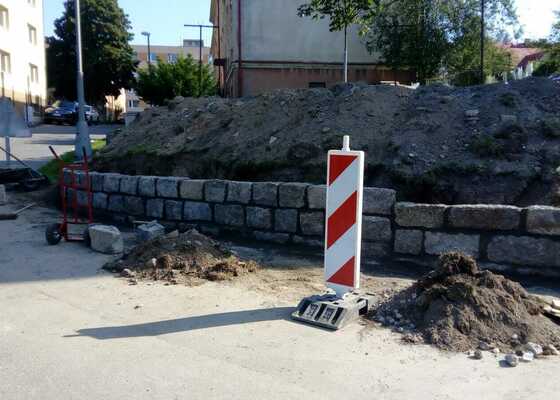 Demolice a nová stavba žulové opěrné zdi. Vytvoření kontejnerového stání