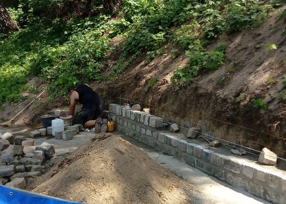 Demolice zbytků původní kamenné zídky a výstavba nové